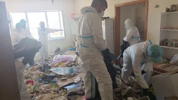 Bursa'da bir evden 28 ton çöp çıktı