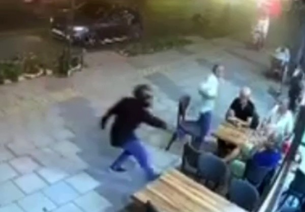 Mersin'de kasklı saldırgan tantunicide oturan kişiyi vurdu