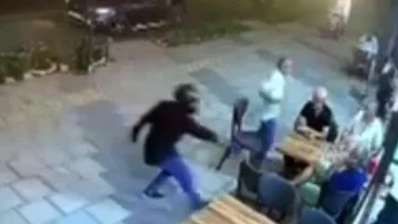Mersin'de kasklı saldırgan tantunicide oturan kişiyi vurdu