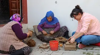 Dağdan getirip çiğneyerek hazırlıyorlar