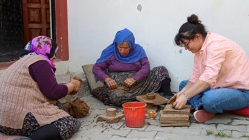70 yaşındaki ustalar ilham oldu. Dağdan getirip çiğneyerek hazırlıyorlar