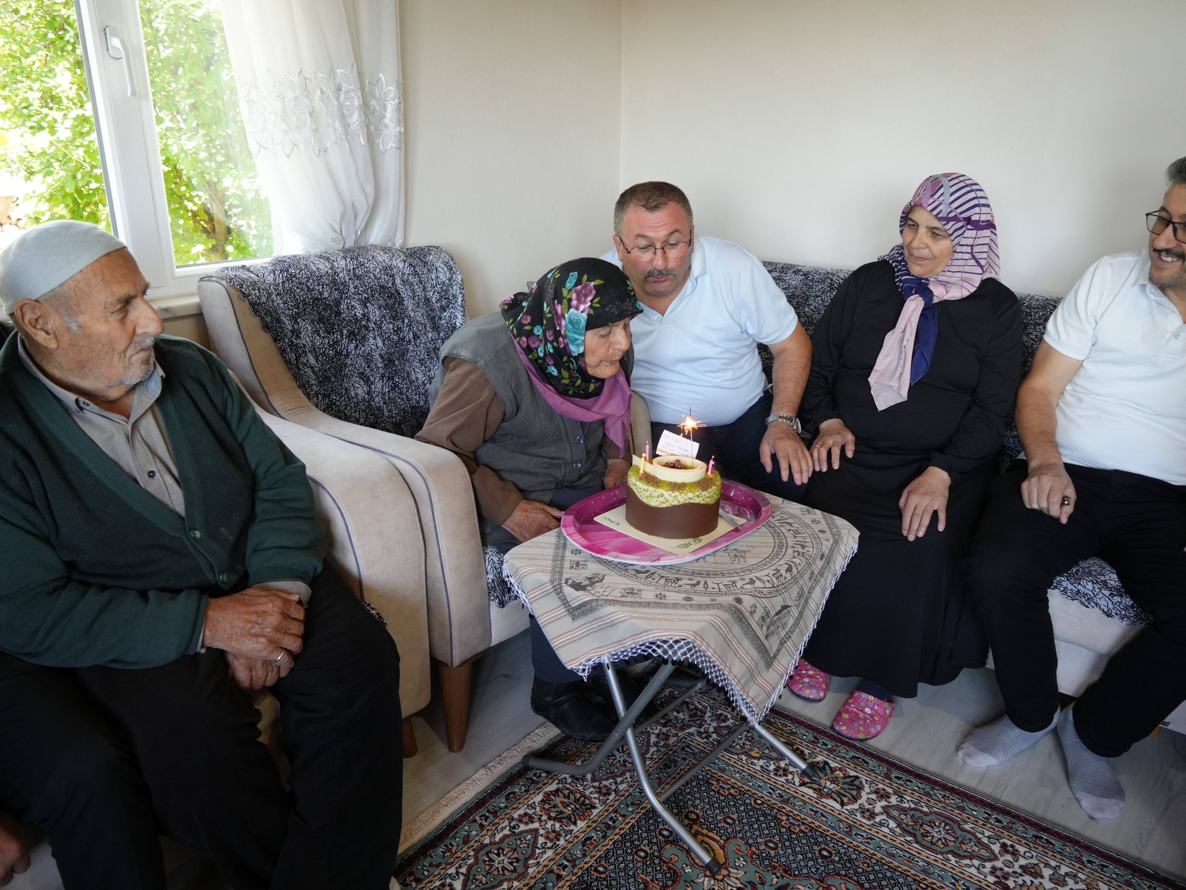 Atiye nine 100 yaşına girdi. Yaş pastasının mumlarını üfledi, davul zurnayla kutlandı
