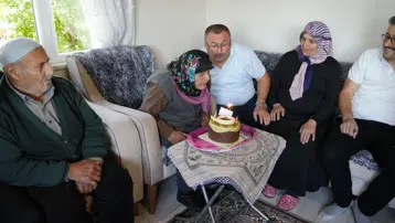 Atiye nine 100 yaşına girdi. Yaş pastasının mumlarını üfledi, davul zurnayla kutlandı