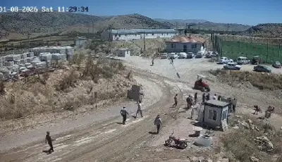 Taşlı saldırıdan kurtulmak için traktörü grubun üzerine sürdüMalatya'nın Doğanşehir ilçesinde hayvan otlatma meselesi nedeniyle iki aile arasında çıkan taşlı ve traktörlü kavganın güvenlik kamerası görüntüleri ortaya çıktı. Görüntülerde, traktör sürücüsünün taşlı saldırıdan kurtulmak için aracı grub