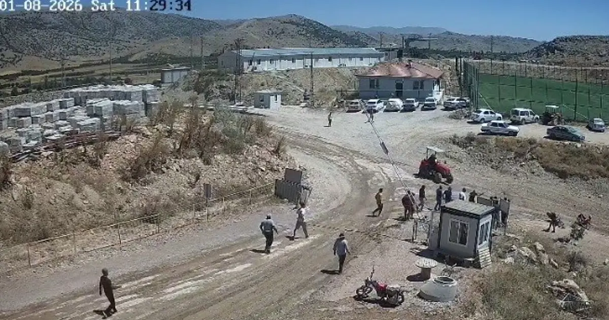 Taşlı saldırıdan kurtulmak için traktörü grubun üzerine sürdü