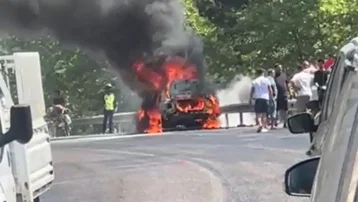 Seyir halindeki otomobil alev aldı. Yayla yolunda uzun araç kuyruğu oluştu