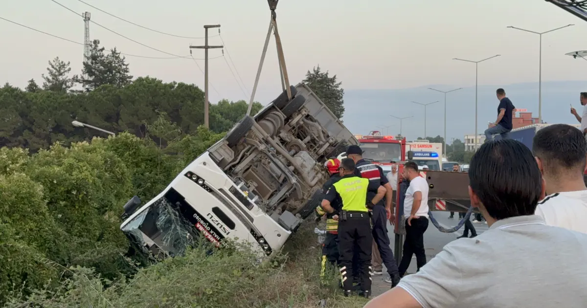 Samsun’da özel halk otobüsü devrildi. 21 kişi yaralandı
