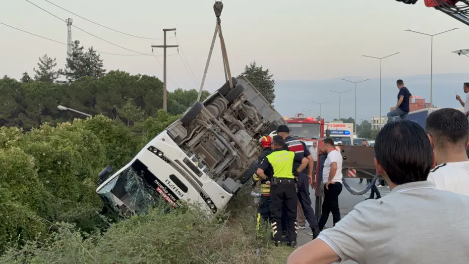 Samsun’da özel halk otobüsü devrildi. 21 kişi yaralandı