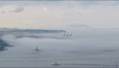 İstanbul'u sis bastı. Boğaz trafiğe kapatıldı, vapur seferleri iptal edildiSabah saatlerinde etkisini artıran yoğun sis nedeniyle İstanbul Boğazı çift yönlü olarak gemi trafiğine kapatılırken bazı vapur seferlerinin de iptal edildiği bildirildi.