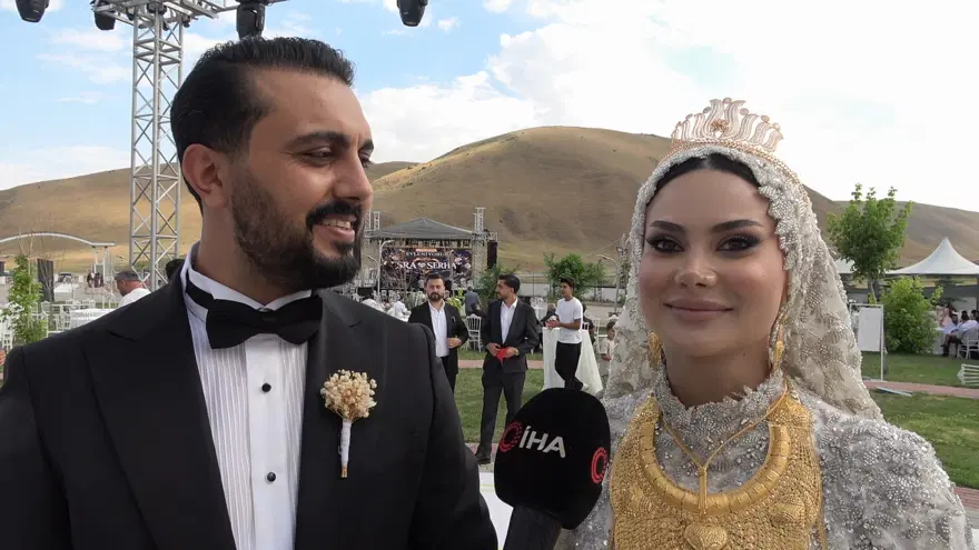 Van'daki düğüne para yağdı! Damada yaklaşık 20 milyon TL, geline kilolarca altın takıldı 5
