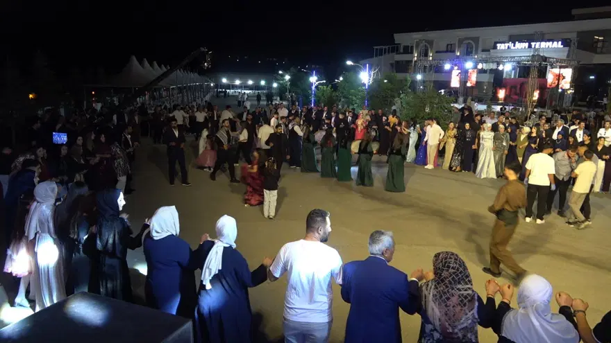 Van'daki düğüne para yağdı! Damada yaklaşık 20 milyon TL, geline kilolarca altın takıldı 3