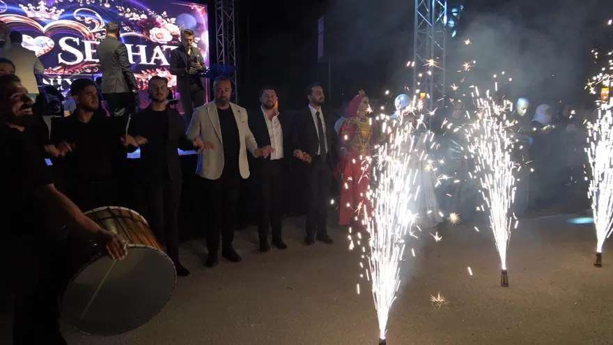 Van'daki düğüne para yağdı! Damada yaklaşık 20 milyon TL, geline kilolarca altın takıldı 4