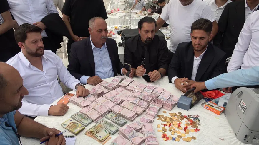 Van'daki düğüne para yağdı! Damada yaklaşık 20 milyon TL, geline kilolarca altın takıldı 2