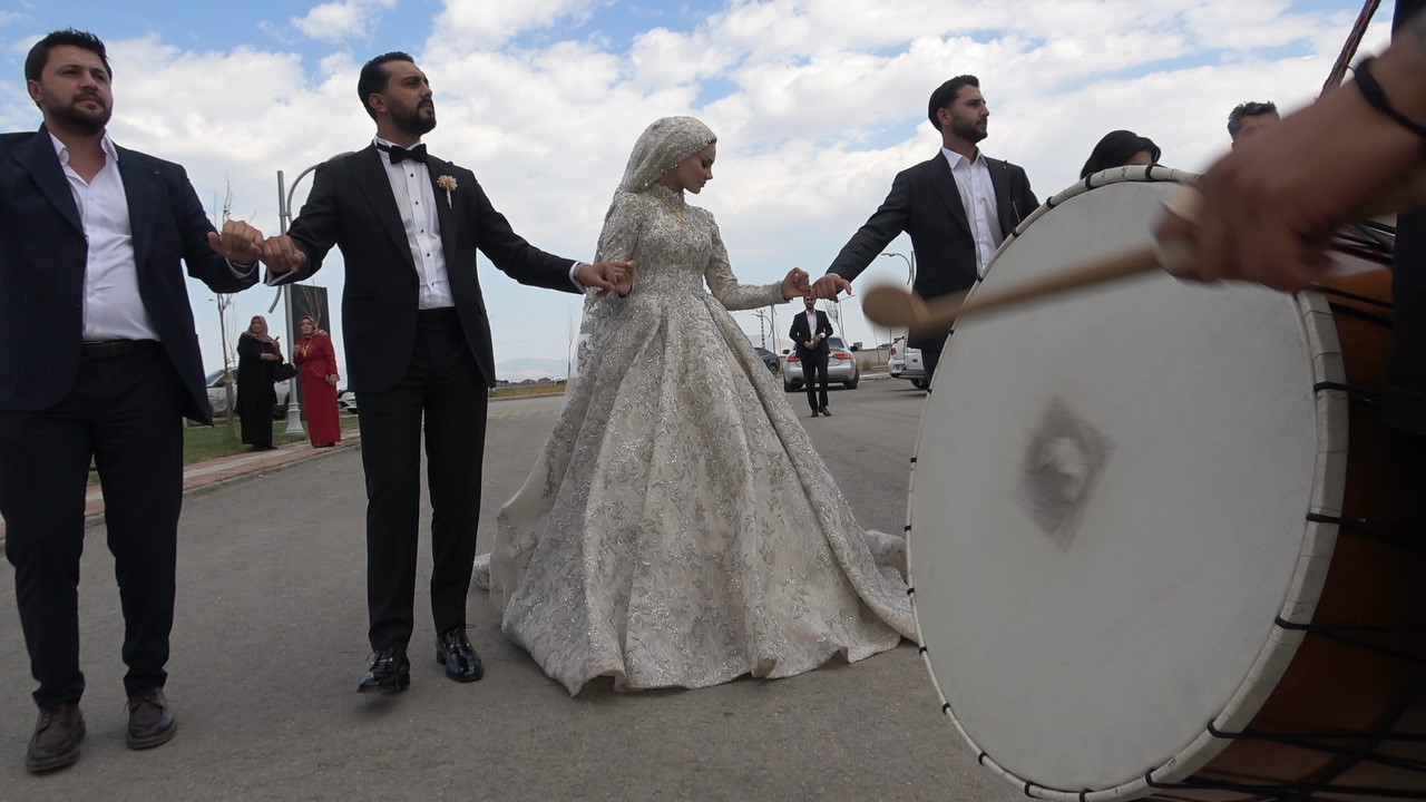 Van'daki düğüne para yağdı! Damada yaklaşık 20 milyon TL, geline kilolarca altın takıldı