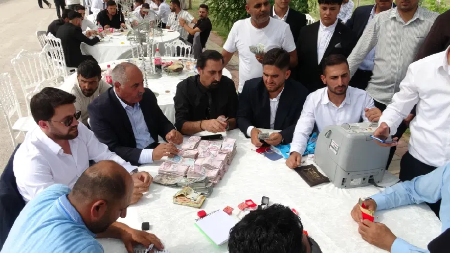 Van'daki düğüne para yağdı! Damada yaklaşık 20 milyon TL, geline kilolarca altın takıldı 1
