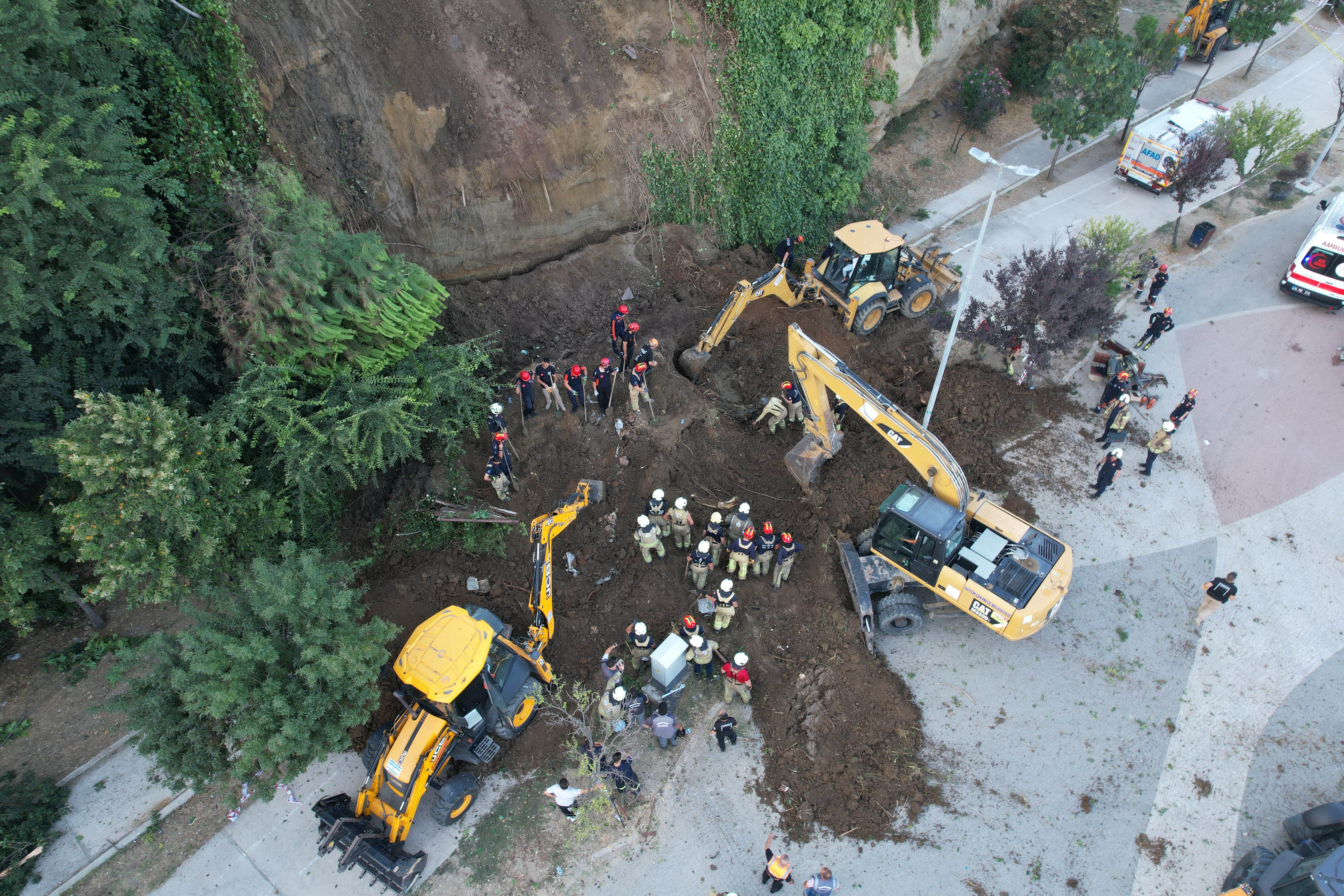 Büyükçekmece'de toprak kayması. İstanbul Valiliği'nden açıklama