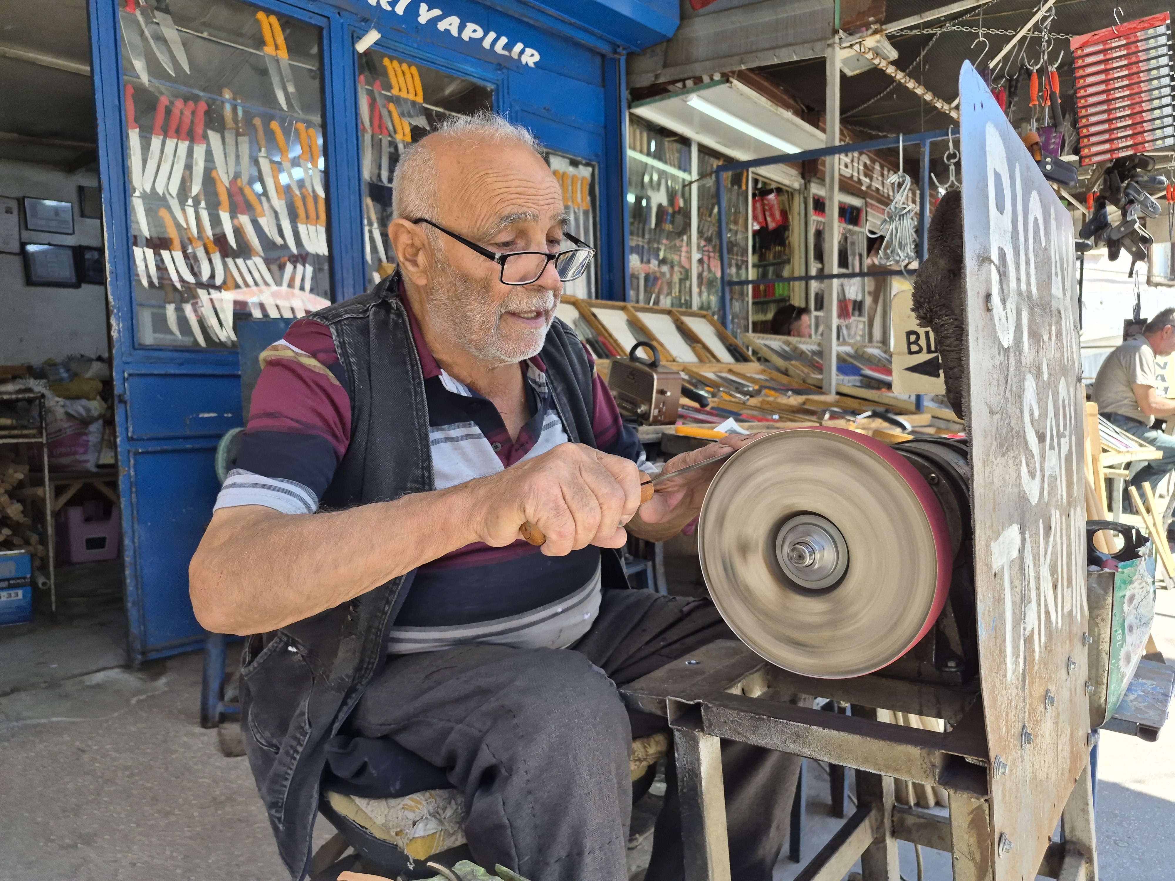 82 yaşında ama her gün sabahın ilk ışıklarıyla dükkanı açıyor. "Paraya ihtiyacım yok, evde duramıyorum"