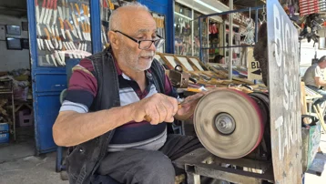 82 yaşında ama her gün sabahın ilk ışıklarıyla dükkanı açıyor. "Paraya ihtiyacım yok, evde duramıyorum"