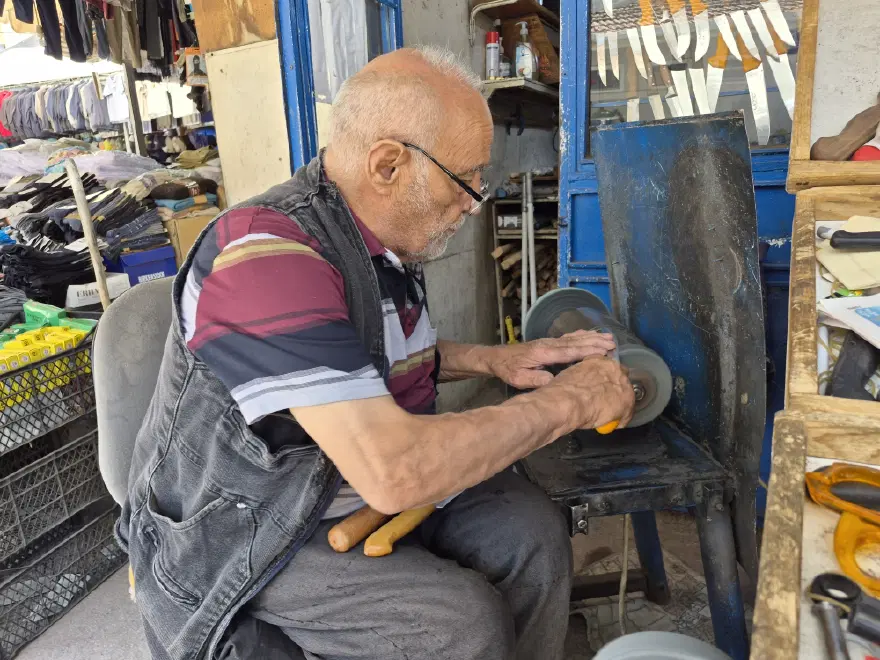 82 yaşında ama her gün sabahın ilk ışıklarıyla dükkanı açıyor. "Paraya ihtiyacım yok, evde duramıyorum" 1 82 yaşında ama her gün sabahın ilk ışıklarıyla dükkanı açıyor. "Paraya ihtiyacım yok, evde duramıyorum" 1