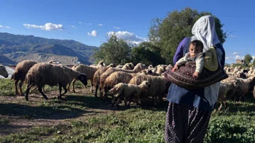 Üretim günün ilk ışıklarıyla başlıyor, geleneksel yöntemlerle işlenerek sofraya ulaşıyor