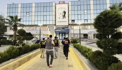 Menderes Belediyesi soruşturması. Firari başkan yardımcısı yakalandıMenderes Belediyesi'ne yönelik yürütülen soruşturmada firari olarak aranan Belediye Başkan Yardımcısı Rüzgar Sönmez saklandığı evde yakalandı. Böylece gözaltı sayısı 16 oldu.