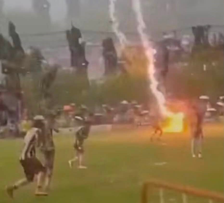 Maç oynanırken sahaya yıldırım düştü. Bir futbolcu öldü haber görseli