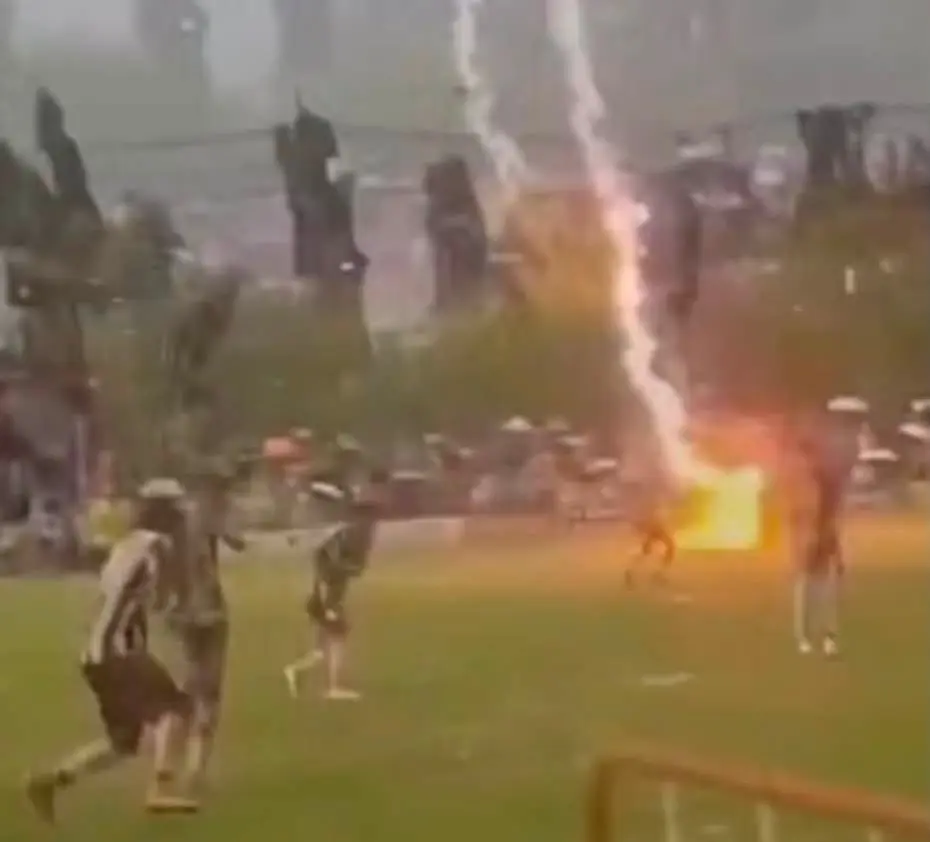 Maç oynanırken sahaya yıldırım düştü. Bir futbolcu öldü
