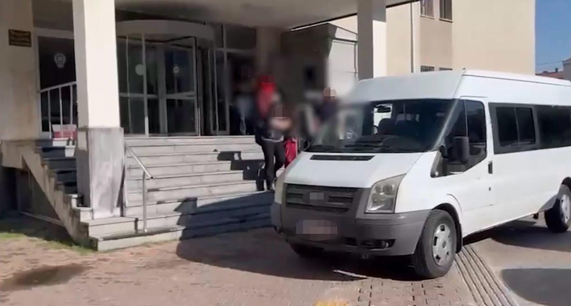 Beş evden ayrı ayrı 2 milyona yakın hırsızlık yaptılar