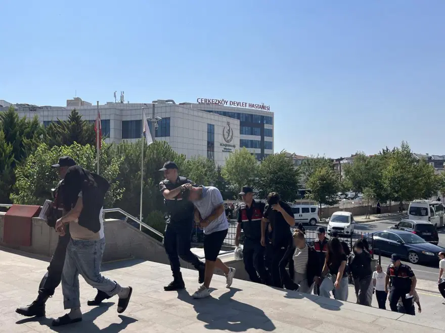 Kadın kıyafeti giydirip özür dilettiler, altı kişi gözaltına alındı 4