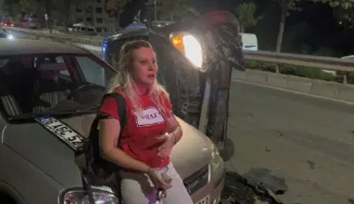 Bursa'da alkollü kadın sürücü karıştığı kazayı unuttuBursa’da 2.34 promil alkollü olduğu belirlenen kadın sürücünün kullandığı otomobil, park halindeki araca çarptıktan sonra yan yattı. Kazadan burnu bile kanamadan çıkan sürücünün rahat tavırları, gazetecilere verdiği cevaplar ve polisle yaşadığı di