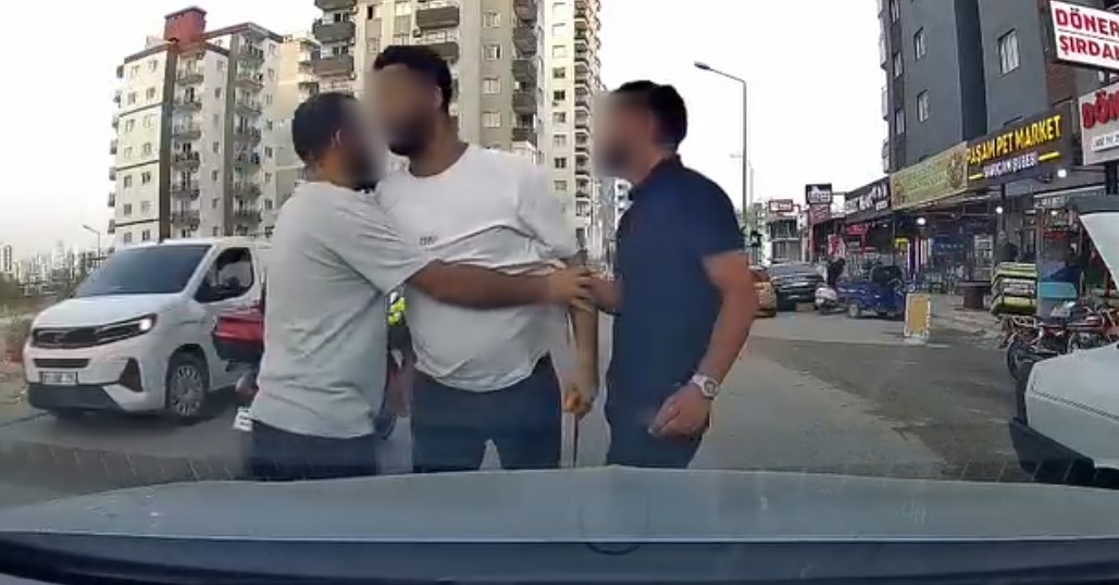 Adana'da trafikte testereli saldırı. Yol verme kavgası büyüdü, dehşet anları kamerada 