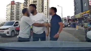 Adana'da trafikte testereli saldırı. Yol verme kavgası büyüdü, dehşet anları kamerada