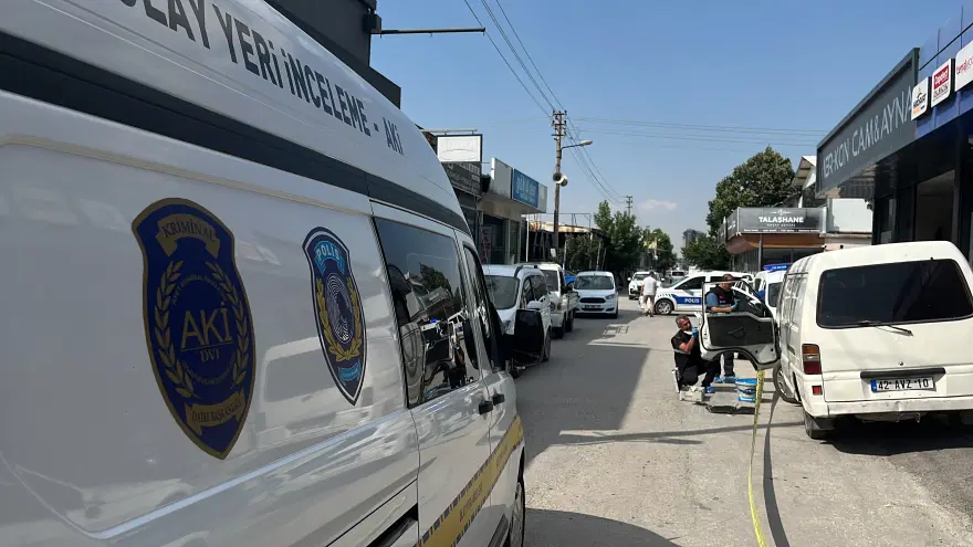 Lüks otomobille milyonluk soygun. Kar maskesi takıp para ve altınları çaldılar Lüks otomobille milyonluk soygun. Kar maskesi takıp para ve altınları çaldılar