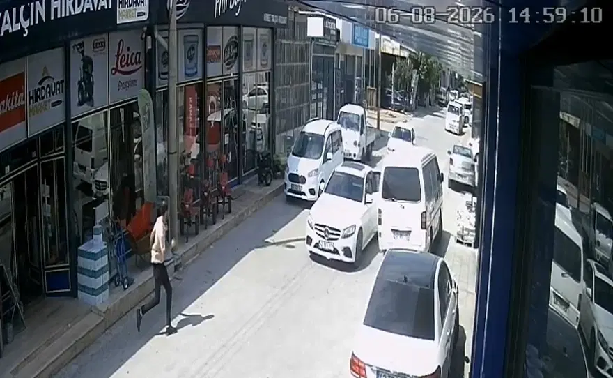 Lüks otomobille milyonluk soygun. Kar maskesi takıp para ve altınları çaldılar 1 Lüks otomobille milyonluk soygun. Kar maskesi takıp para ve altınları çaldılar 1