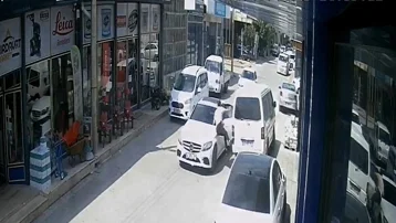 Lüks otomobille milyonluk soygun. Kar maskesi takıp para ve altınları çaldılar