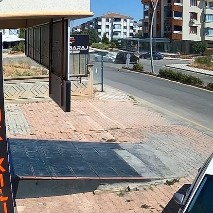 Bu bulvarda haftada 4-5 kaza oluyor, esnaf tedirgin