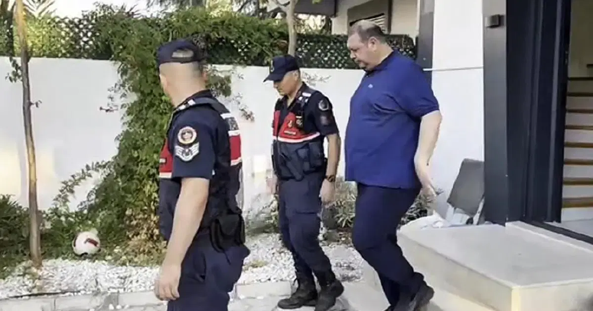 Tutuklanan Menderes Belediye Başkanı İlkay Çiçek görevden uzaklaştırıldı