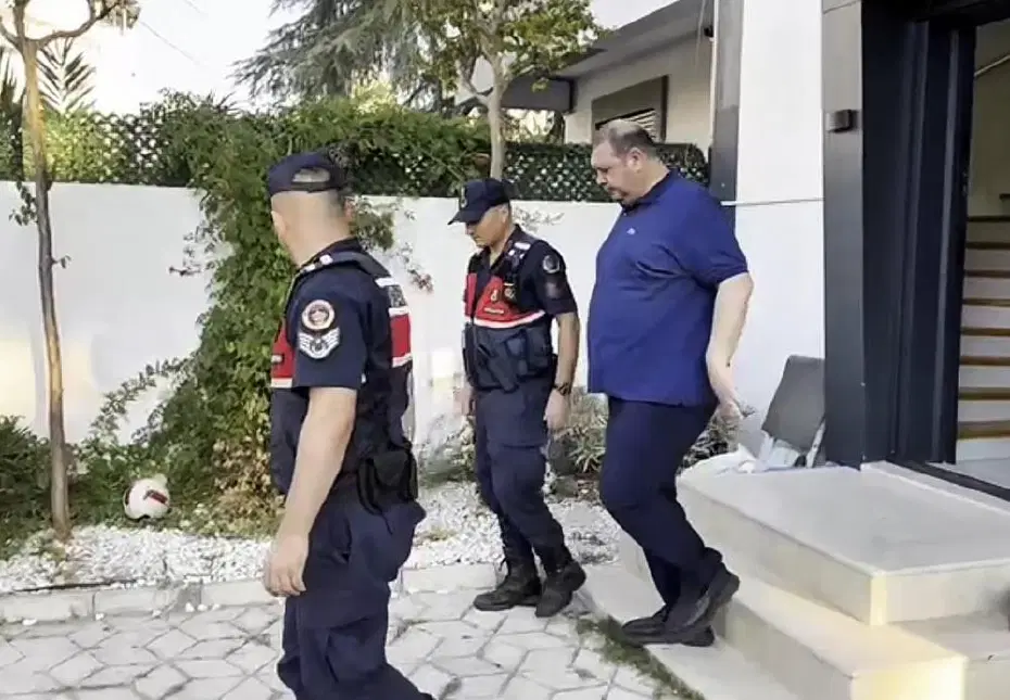 Tutuklanan Menderes Belediye Başkanı İlkay Çiçek görevden uzaklaştırıldı