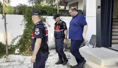 Tutuklanan Menderes Belediye Başkanı İlkay Çiçek görevden uzaklaştırıldıMenderes Belediyesi'ne yönelik soruşturmada tutuklanan İlkay Çiçek, belediye başkanlığı görevinden uzaklaştırıldı.