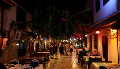 Normalde 500 kişi yaşıyor, yaz aylarında nüfus 100 katına çıkıyorAntalya'nın turizm merkezi Kaleiçi'nin yaklaşık 500 kişi olan nüfusu özellikle yaz aylarında havanın kararması ile birlikte 100 katına çıkıyor.