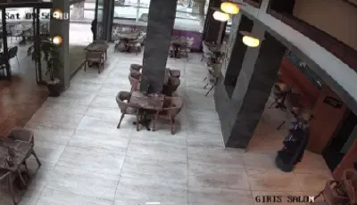 Garson robot kendini merdivenlerden attı. Çalışma stresi yaşayan robota 3 gün izin verildiAmasya’da bir restoranda garsonluk yapan robot belirlenen rotasından çıkıp merdivenlerden düştü. "Gayretli" adlı robotun merdivenden düştüğü görüntüleri paylaşıldığı sosyal medyada çok izlenenler arasına girdi.