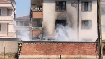 Depoda çıkan yangın apartmanı yakıyordu