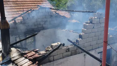 Alevlere teslim olan gecekondu kullanılamaz hale geldi