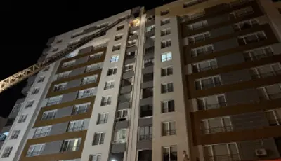 Yangın sırasında 13'üncü kattan düşerek hayatını kaybettiKayseri’de bir binanın 13'üncü katından yangın çıktı. Evin sahibi, balkondan düşerek hayatını kaybetti.