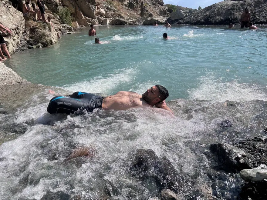 Dereyi kesip havuz yaptılar. 40 derece sıcağa ilginç yöntem 1