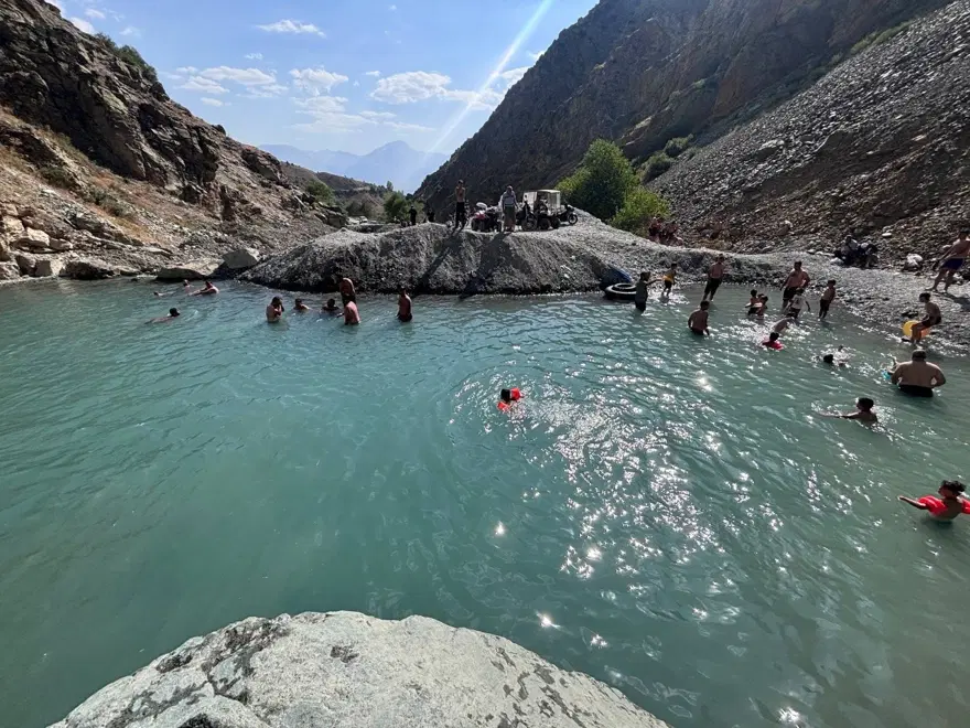 Dereyi kesip havuz yaptılar. 40 derece sıcağa ilginç yöntem 2
