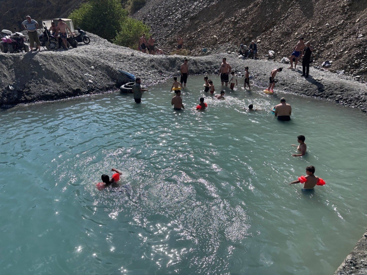 Dereyi kesip havuz yaptılar. 40 derece sıcağa ilginç yöntem