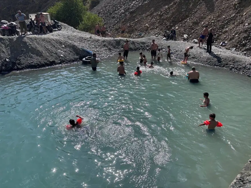 Dereyi kesip havuz yaptılar. 40 derece sıcağa ilginç yöntem 
