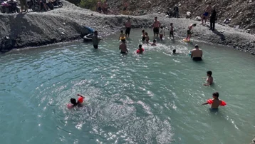 Dereyi kesip havuz yaptılar. 40 derece sıcağa ilginç yöntem