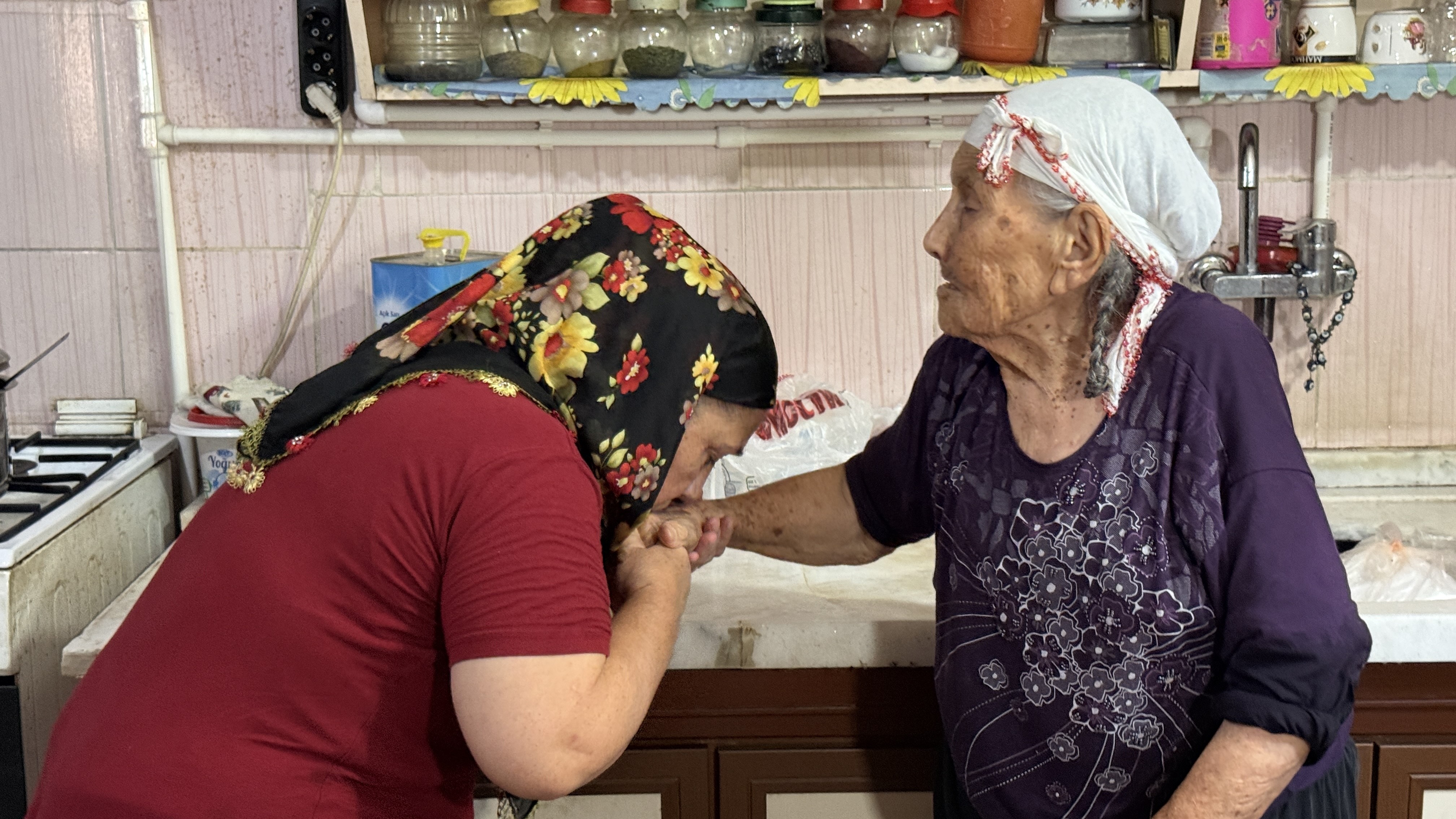 95 yaşındaki Türkan teyzeye 17 milyonluk miras tuzağı. Anne kız yüzleşti, "13 milyonu yeğenim harcadı"
